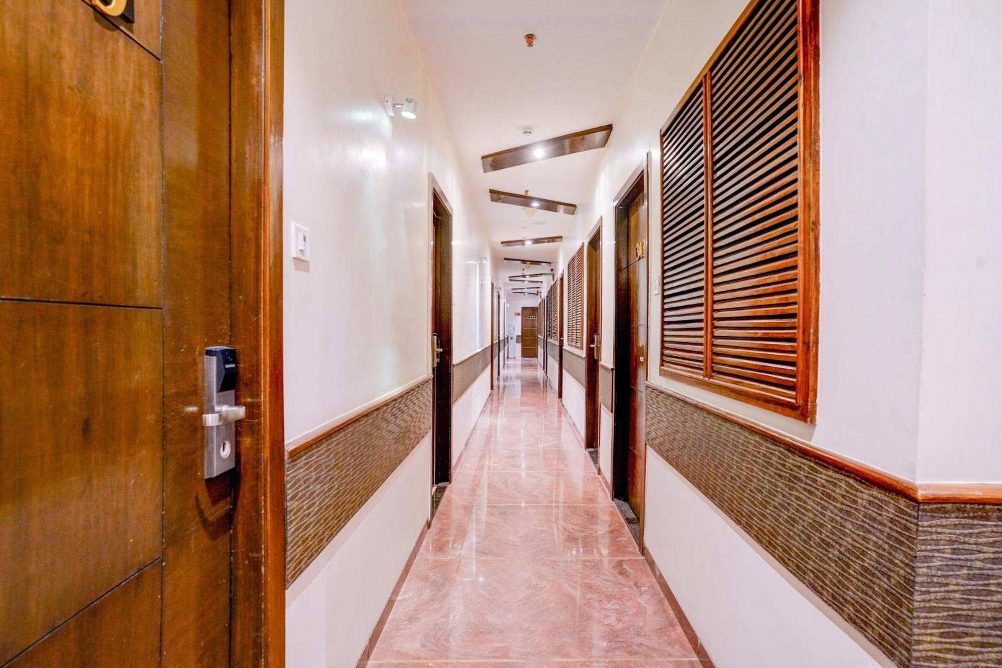 Super Townhouse Oak Times Square Le Western Βομβάη Εξωτερικό φωτογραφία